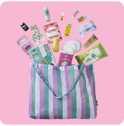 Afbeelding van een tas gevuld met babyproducten op een roze achtergrond.